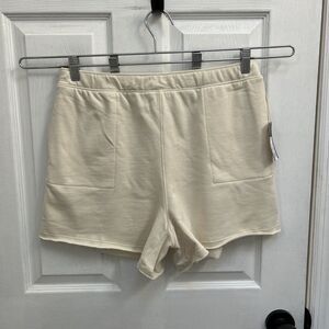 NWT Universal Thread Women's Cream Pocket Sweat Shorts Size Medium